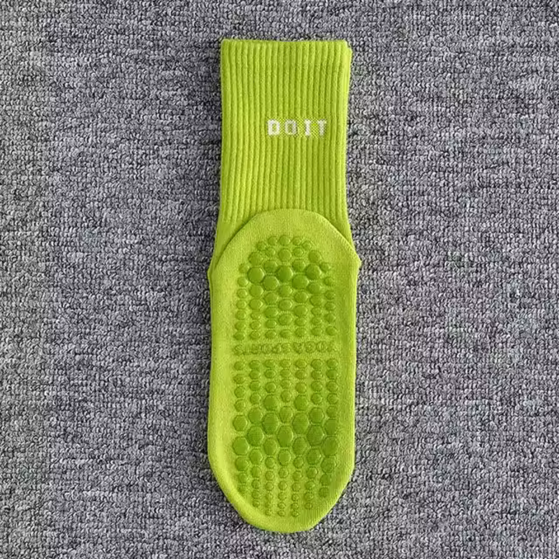 Laden Sie das Bild in Galerie -Viewer, Grüne rutschfeste Socke auf grauem Teppich, mit &quot;DO IT&quot; Schriftzug. Ideal für Yoga, Fitness, Pilates. Bequeme, sichere Sportbekleidung.
