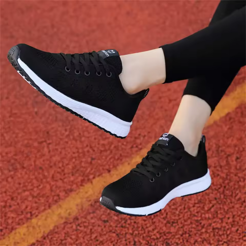Laden Sie das Bild in Galerie -Viewer, Schwarze Sportschuhe auf roter Laufbahn, Damen Sneaker, atmungsaktiv, ideal für Laufen und Fitness, modisch und bequem.
