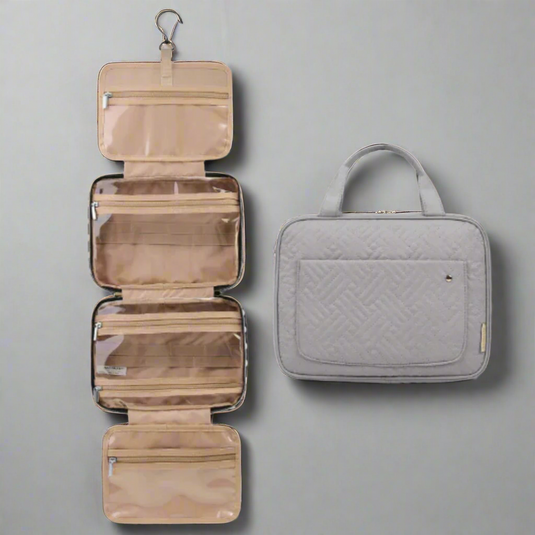 Graue, hängende Kosmetiktasche mit mehreren transparenten Fächern und Reißverschlüssen, ideal für Reisen und Badezimmerorganisation.