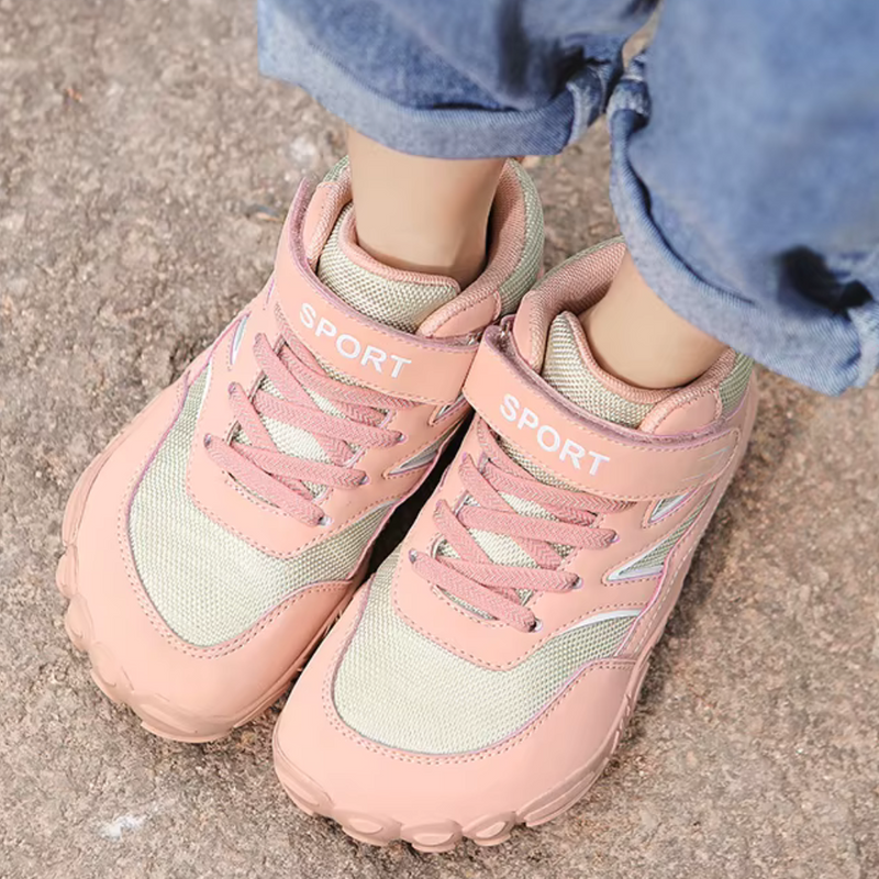 Laden Sie das Bild in Galerie -Viewer, Kinder-Sportschuhe in Rosa und Beige auf Betonboden, mit Klettverschluss und Schnürsenkeln. Bequeme, modische Kinderschuhe für Outdoor-Aktivitäten.
