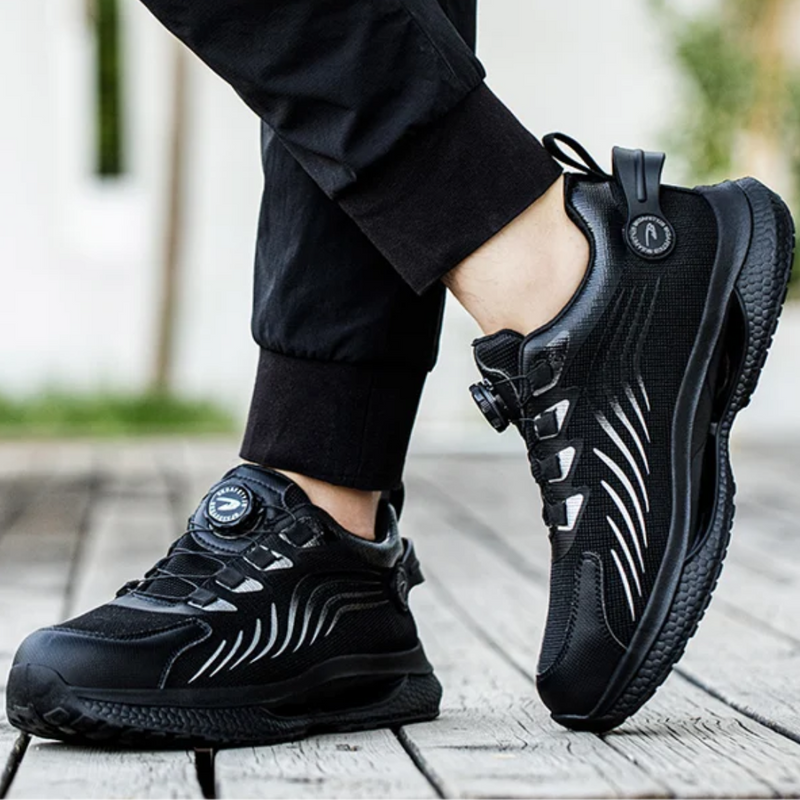 Laden Sie das Bild in Galerie -Viewer, Schwarze Sportschuhe mit modernem Design und weißem Muster, getragen auf Holzdeck. Bequeme, atmungsaktive Sneakers für Herren. Ideal für Freizeit und Sport.
