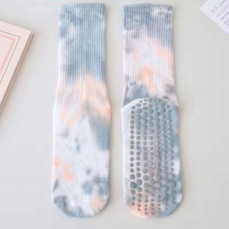 Laden Sie das Bild in Galerie -Viewer, Bunte Batik-Socken mit rutschfesten Noppen auf der Unterseite, ideal für Yoga oder Pilates. Modische, bequeme Socken für Sport und Freizeit.
