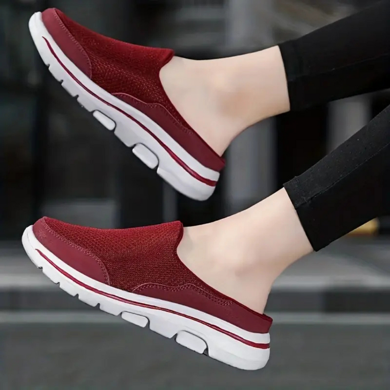 Laden Sie das Bild in Galerie -Viewer, Rote Damen-Sneaker-Slipper mit weißer Sohle, bequem und modisch, ideal für Freizeit und Alltag, getragen von Person in schwarzer Hose.

