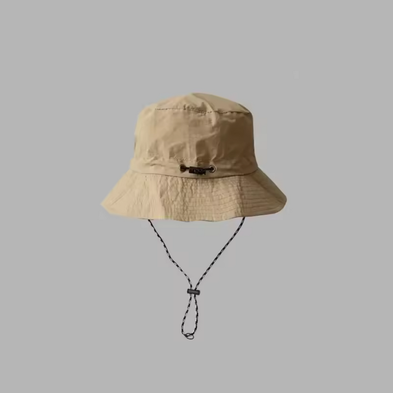 Laden Sie das Bild in Galerie -Viewer, Beiger Fischerhut mit Kordel, modisches Accessoire, ideal für Outdoor-Aktivitäten, Unisex-Sonnenhut, trendiger Sommerhut, Freizeitkleidung.
