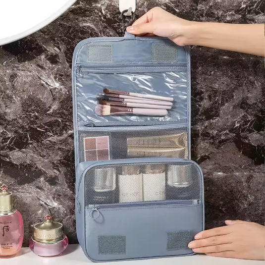 Graue, hängende Kosmetiktasche mit Make-up-Pinseln und Pflegeprodukten, ideal für Reisen. Praktische Aufbewahrung, platzsparend, stilvoll.