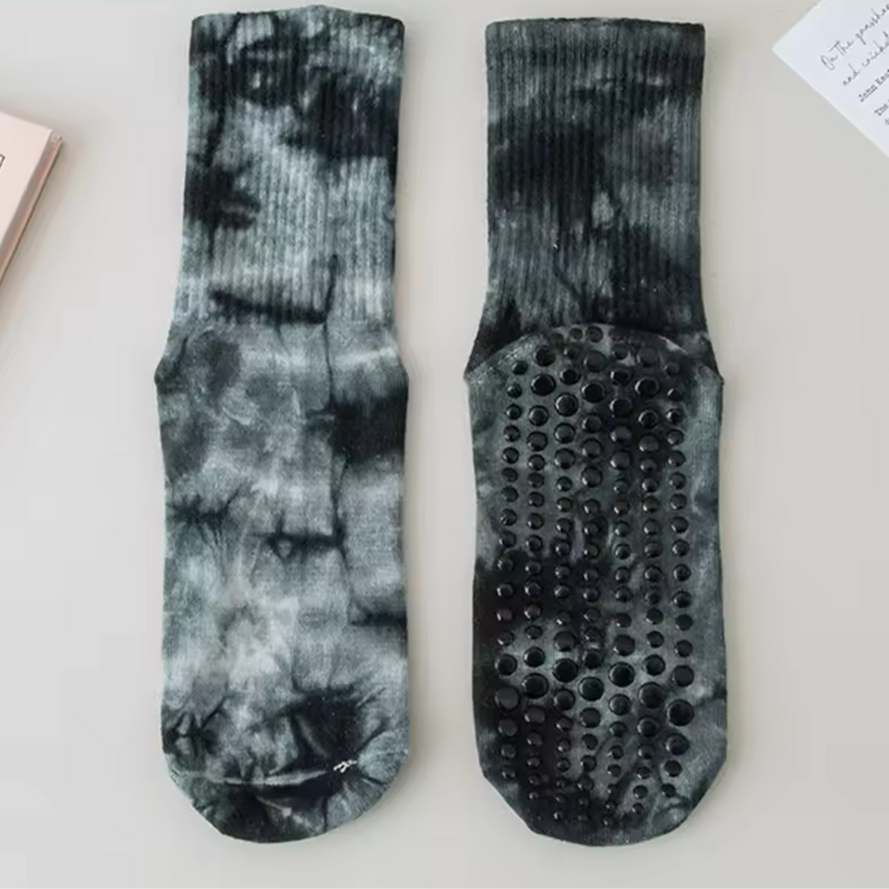 Laden Sie das Bild in Galerie -Viewer, Schwarze rutschfeste Yogasocken mit Batikmuster, ideal für Pilates und Fitness. Bequeme, atmungsaktive Socken mit Noppen für besseren Halt.
