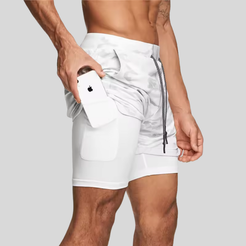 Laden Sie das Bild in Galerie -Viewer, Mann in weißen Sportshorts mit Smartphone-Tasche, hält ein iPhone. Fitnessmode, praktische Sportbekleidung, Herren-Trainingsshorts.
