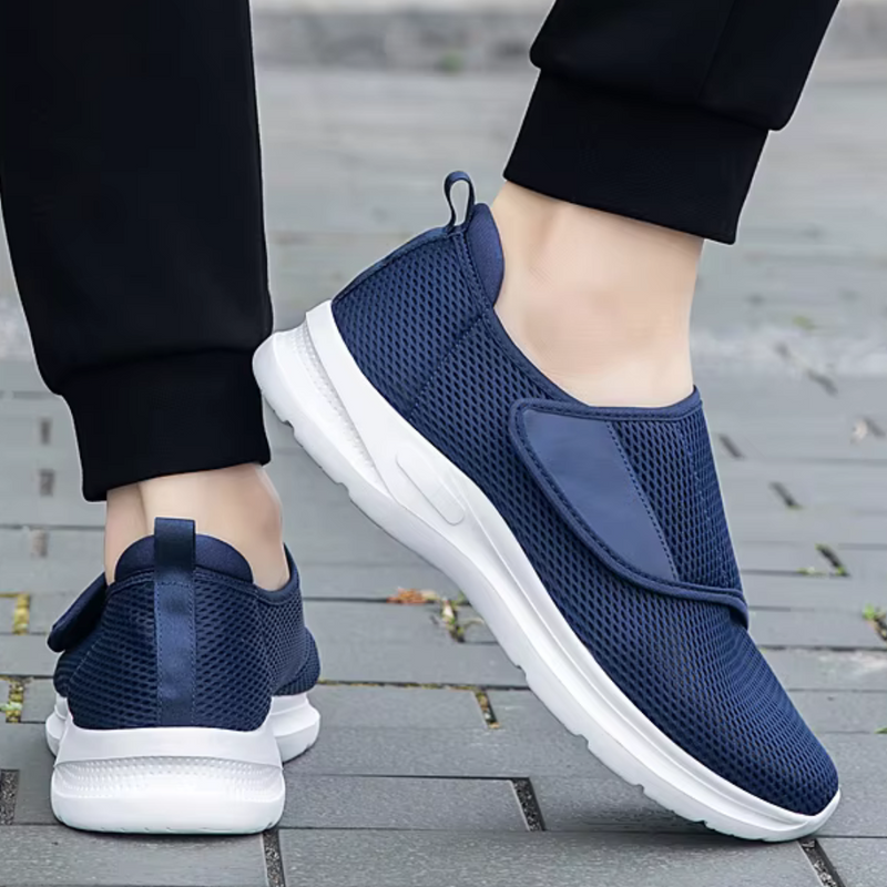 Laden Sie das Bild in Galerie -Viewer, Dunkelblaue Herren-Sneaker mit Klettverschluss, atmungsaktivem Mesh-Obermaterial und weißer Sohle, ideal für Freizeit und Sport.
