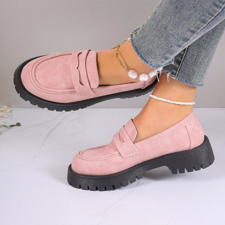 Laden Sie das Bild in Galerie -Viewer, Rosa Damen-Loafer mit dicker schwarzer Sohle, getragen mit blauen Jeans und Perlenfußkettchen. Modische Schuhe, bequeme Damenmode.
