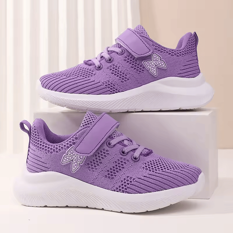 Laden Sie das Bild in Galerie -Viewer, Lila Kindersneaker mit Schmetterlingsmotiv, atmungsaktivem Mesh-Obermaterial und weißer Sohle, ideal für Mädchen. Bequeme und stilvolle Sportschuhe.
