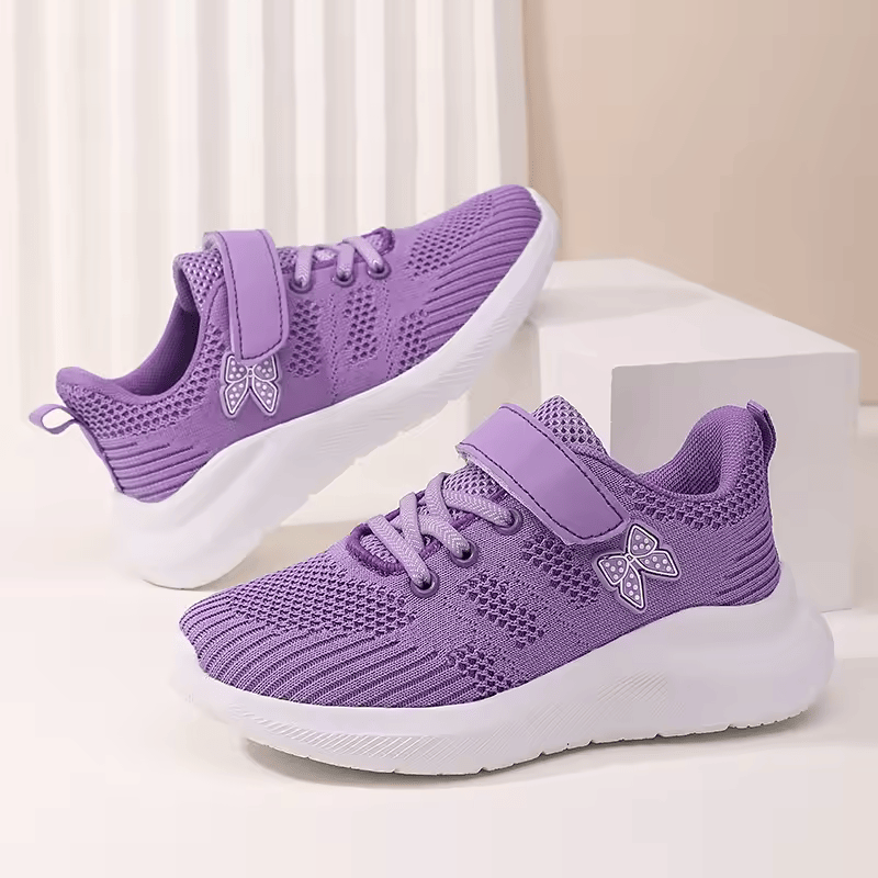 Laden Sie das Bild in Galerie -Viewer, Lila Kindersneaker mit Schmetterlingsmotiv, atmungsaktivem Mesh-Obermaterial und Klettverschluss, ideal für Mädchen. Bequeme Sportschuhe.
