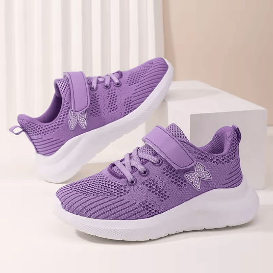 Lila Kindersneaker mit Schmetterlingsmotiv, atmungsaktivem Mesh-Obermaterial und Klettverschluss, ideal für Mädchen. Bequeme Sportschuhe.