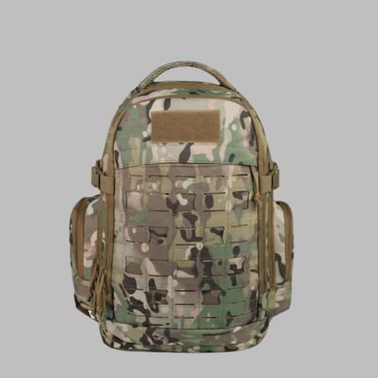 Taktischer Rucksack in Tarnmuster, ideal für Outdoor-Aktivitäten und Camping. Robustes Design mit mehreren Fächern und MOLLE-System.