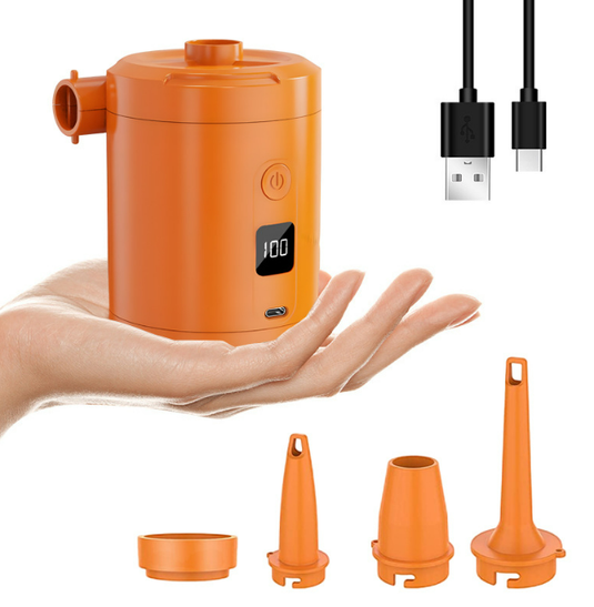 Orangefarbene elektrische Luftpumpe mit digitalem Display, USB-C-Anschluss und verschiedenen Düsenaufsätzen. Ideal für Camping und Outdoor-Aktivitäten.