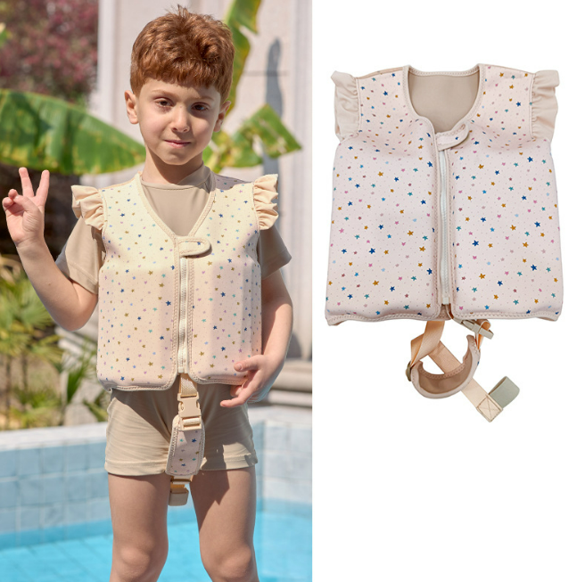 Laden Sie das Bild in Galerie -Viewer, Junge mit Schwimmweste posiert am Pool, zeigt Friedenszeichen. Schwimmweste mit bunten Sternen, beige Farbe. Sicherheit, Kinder, Schwimmen.
