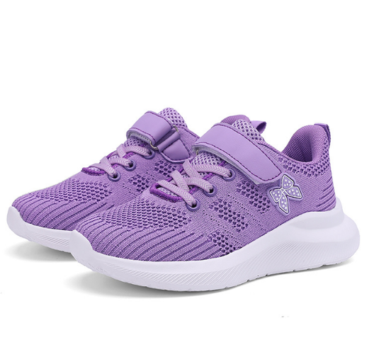 Lila Kindersneaker mit Klettverschluss, atmungsaktivem Mesh-Obermaterial und Schmetterlingsmotiv, ideal für Mädchen. Bequeme Sportschuhe.